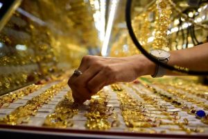 تصویر نمادین از پول اضافهی پرداختی در حراج سکه که بازگشت داده نمیشود